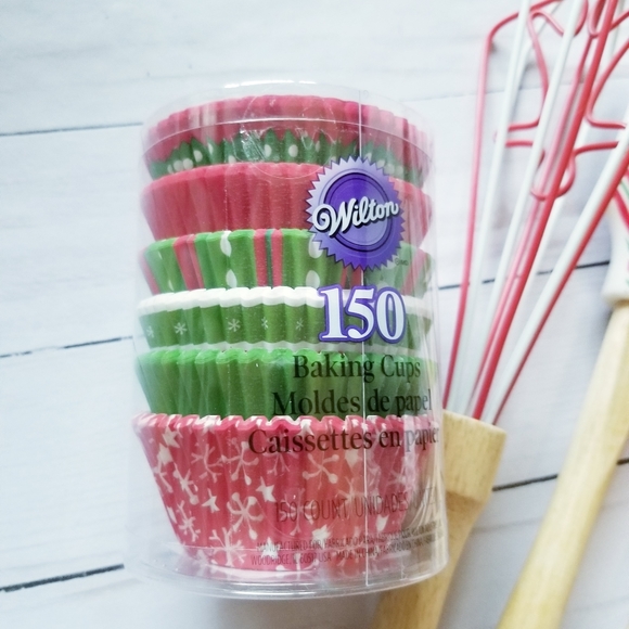 Wilton Holiday Cupcake Silicone Baking Gift Set - Picture 3 of 5